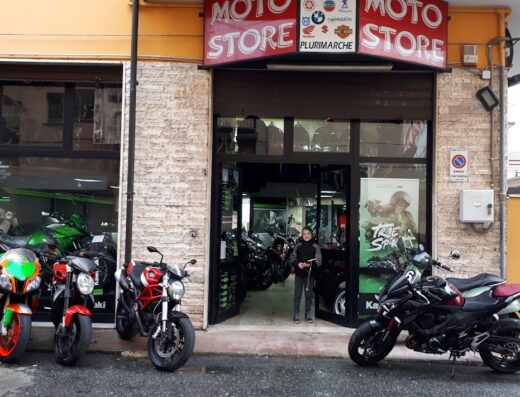 Foto del Moto Store plurimarche a Vibo Valentia, che offre vendita di moto Kawasaki e altre marche, accessori e abbigliamento per motociclisti.
