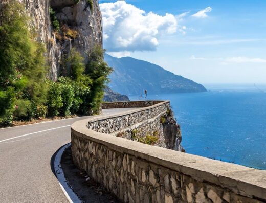 Strada panoramica a picco sul mare, ideale per un viaggio in moto alla scoperta della costa. Noleggio moto e accessori disponibili.