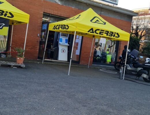 Esterno del negozio Motoabbigliamento.it con tende Acerbis, abbigliamento e accessori moto in vendita.