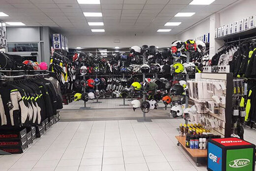 Negozio di motoabbigliamento con vasta scelta di caschi, giacche e accessori per motociclisti, ideale per il tuo prossimo viaggio in moto