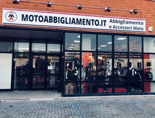 Negozio di motoabbigliamento.it con vetrine che espongono abbigliamento e accessori moto, caschi e protezioni per motociclisti