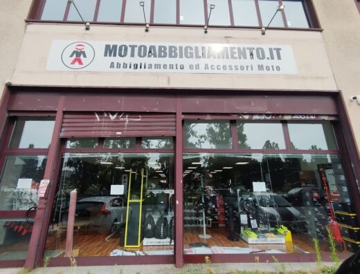 Foto del negozio Motoabbigliamento.it con vetrina che espone abbigliamento e accessori moto, caschi, giacche e protezioni per motociclisti.