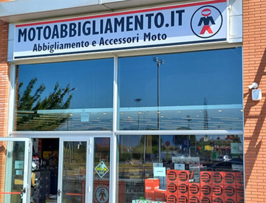 Foto del negozio Motoabbigliamento.it, specializzato in abbigliamento e accessori moto. Vetrina che espone caschi, giacche e altri articoli per motociclisti.
