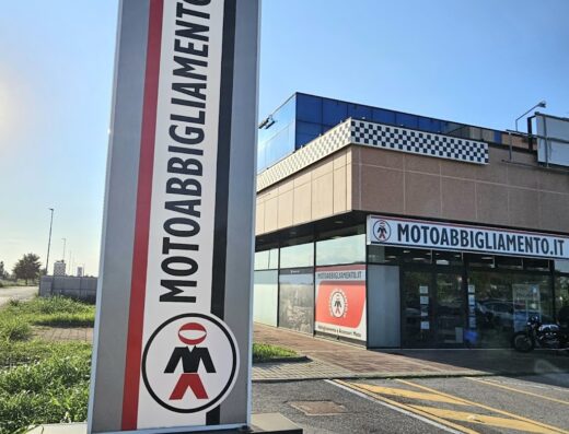 Insegna e vetrina del negozio Motoabbigliamento.it, specializzato in accessori e abbigliamento per motociclisti.