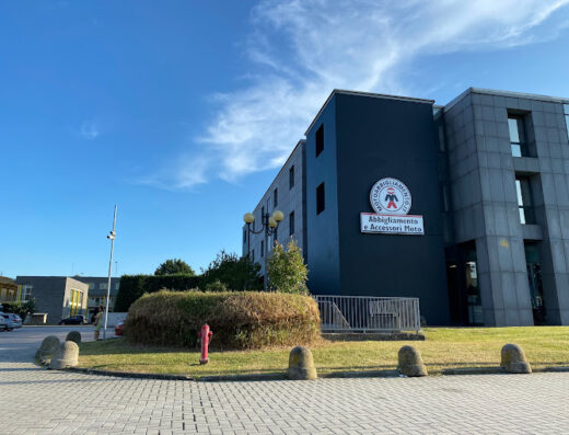 Edificio con insegna "Motoabbigliamento e Accessori Moto", negozio di abbigliamento e accessori per motociclisti