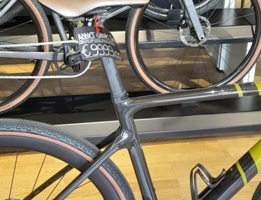 Dettaglio di bicicletta da gravel Annict Gravel in vendita da Motobase Boccacci, con prezzo di 9999 euro. Accessori e componenti di alta qualità per cicloturismo e avventura.