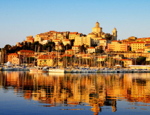 Panorama di Porto Maurizio, Liguria, Italia, con barche ormeggiate e architettura storica ideale per viaggi enduro e corsi Motobia