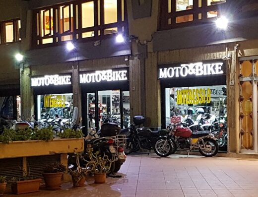 Moto&Bike concessionaria ufficiale Kymco, CFMoto, Brixton e Chatenet: esposizione notturna di moto e scooter in vendita.