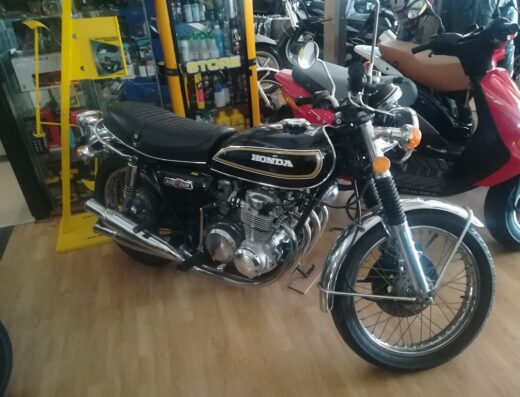 Motocicletta Honda CB 500 Four d'epoca in esposizione presso Motocicli Corò. Moto classica nera con dettagli cromati, ideale per appassionati e restauratori.