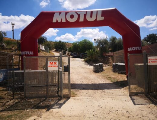 Ingresso del motoclub V. Lanteri con arco gonfiabile Motul, cancello con cartello "Vietato l'accesso al pubblico" e area parcheggio.