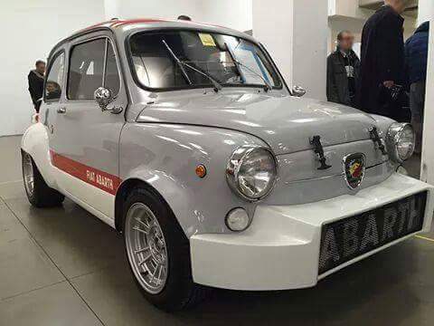 Moto d'epoca Fiat Abarth grigia e bianca modificata, esposta probabilmente in una fiera o evento di auto e moto storiche.