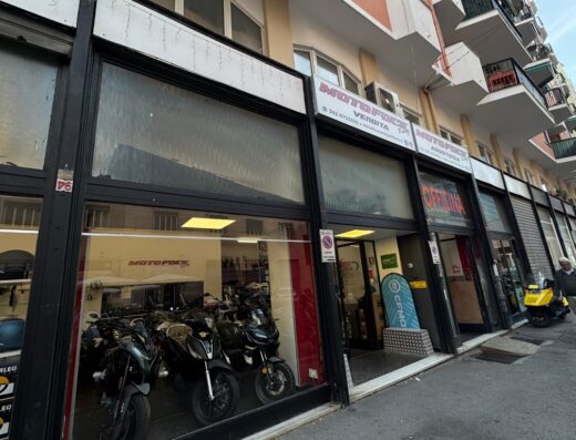 Facciata di Motofoce Racing, centro autorizzato Kymco per la vendita e il restauro di scooter e motocicli. In vetrina si vedono diversi scooter Kymco.