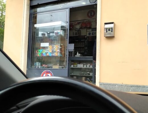 Motoforniture G.F., negozio di accessori e ricambi moto, visto dall'interno di un'auto. Ampia selezione di prodotti per motociclisti e appassionati delle due ruote.