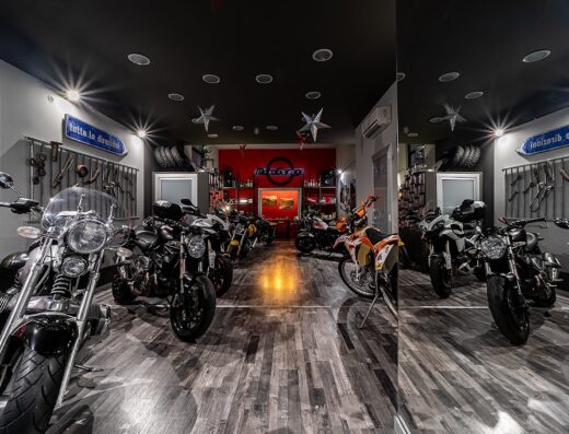 Interno di MotoGarage Lecce, rivenditore e officina moto. Diverse moto esposte, accessori, pneumatici. Servizi di riparazione e vendita moto a Lecce.