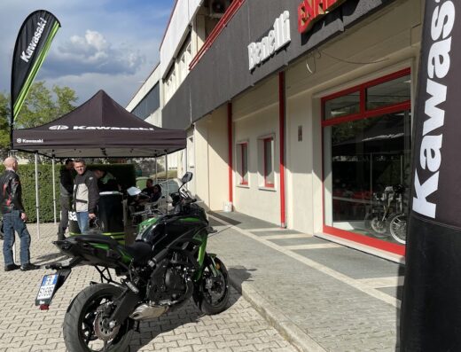Motolandia S.r.l.: Kawasaki Versys 650 in esposizione davanti alla concessionaria con insegne Royal Enfield e Benelli. Stand Kawasaki visibile.