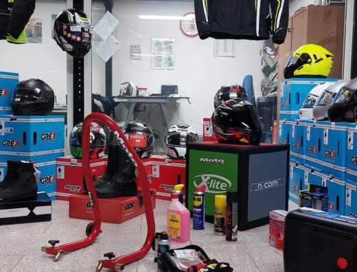 Esposizione di caschi, giacche da moto, stivali, accessori e ricambi presso Motomania di Galli Cesare, concessionaria moto