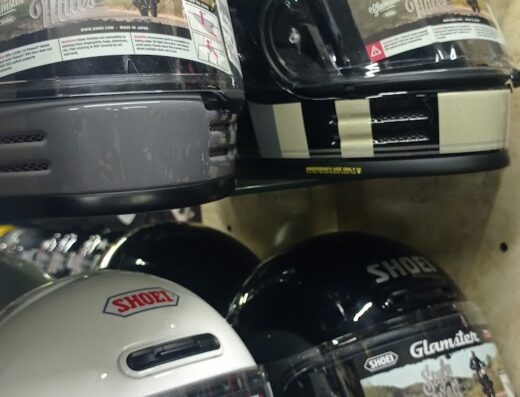 Assortimento di caschi da moto Shoei Glamster in vendita da Motomaniak Di Pallocca Maurizio S.A.S., diversi colori e design per motociclisti e amanti del viaggio su due ruote.