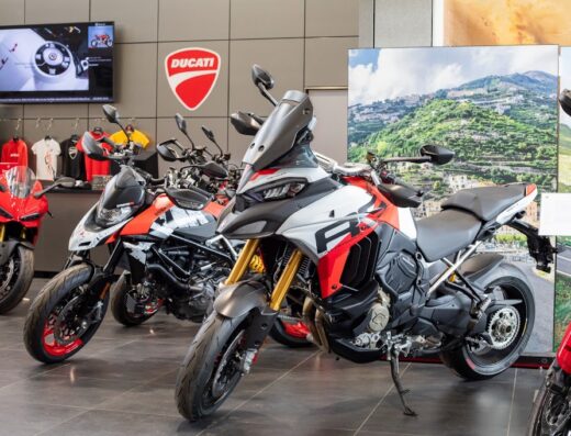 Motonoleggio Sereno: esposizione di moto Ducati, modelli Multistrada e SuperSport, ideali per viaggi e noleggio moto in Italia.