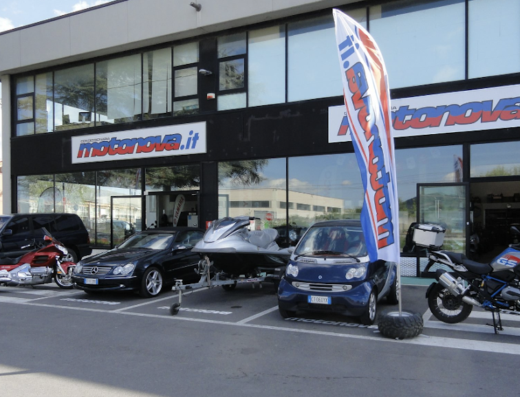 Motonova S.R.L., concessionaria moto e accessori a Forlì, con esposizione di moto BMW GS, Goldwing, auto e moto d'acqua su carrello.