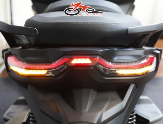 Fanale posteriore di una moto presso Motoplanet Ancona, dettaglio luci e design. Accessori e ricambi moto disponibili.