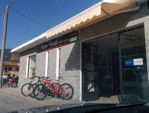 Motor House Di Destefanis & Fornerone Snc: negozio di moto e bici con esposizione di biciclette Trek, vendita e assistenza Castrol e servizio Bosch.