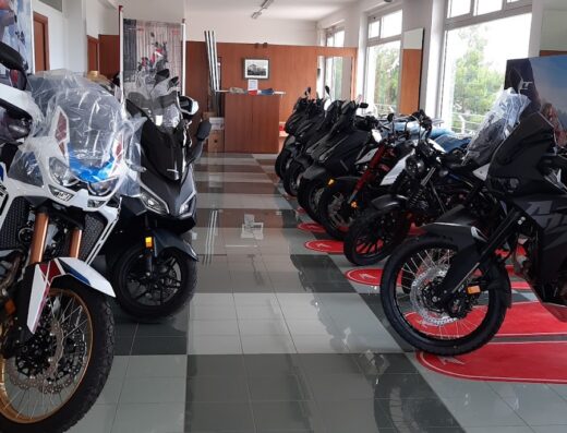 Interno di Motor Line srl, concessionario moto Honda, con esposizione di diversi modelli di motociclette nuove, tra cui Africa Twin, in vendita.