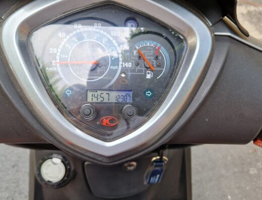 Cruscotto di scooter Kymco, visualizzazione del tachimetro, indicatore del carburante e orologio digitale. Accessori e componenti per moto e scooter offerti da Motor Style Di Borzini Luca.