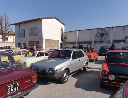 Motoraduno di Primavera a Percoto: auto d'epoca, tra cui Fiat 500, Fiat Ritmo e Autobianchi A112, parcheggiate durante l'evento.