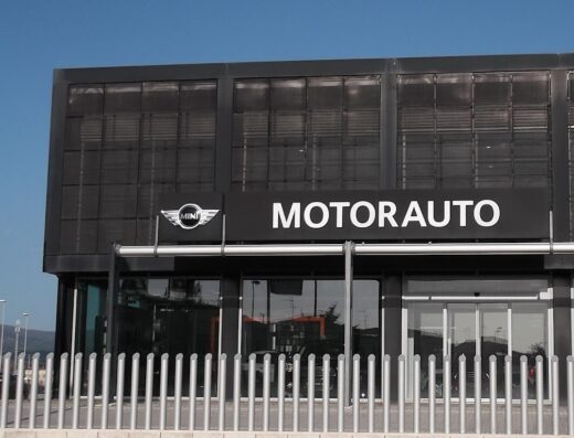 Motorauto F.lli Nardoni dealership storefront with the Mini logo, showcasing new and used cars and automotive services.