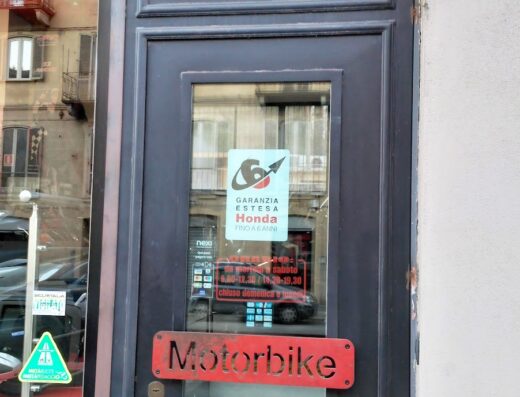 Ingresso di Motorbike Center, rivenditore autorizzato Goldwing e officina riparazioni moto Honda, con cartello "Motorbike" rosso.