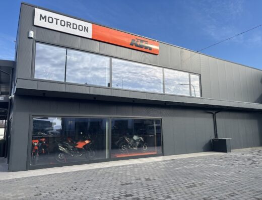 Concessionaria Motordon SRL con esposizione di moto KTM in vetrina, rivenditore autorizzato e officina specializzata per motociclisti e viaggi su due ruote.
