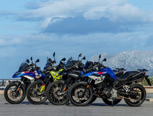 File di moto BMW GS parcheggiate in fila per il noleggio e tour a Olbia, Sardegna. Servizio MotoRentSardinia per viaggi avventura su due ruote.