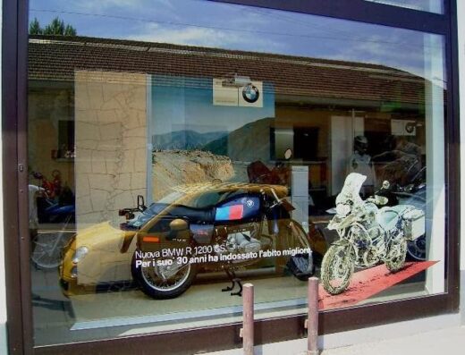 Vetrina di Motorfelsinea BMW Motorrad a Bologna con esposizione di moto BMW, tra cui una BMW R 1200 GS e accessori. Servizi e vendita di moto e ricambi a Bologna.