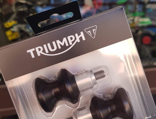 Accessori Triumph: tamponi paramotore in confezione, ricambi originali per la tua moto. Scopri la gamma completa da Motorfelsinea SRL per un'esperienza di guida sicura e personalizzata.