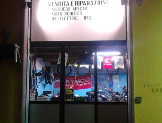Negozio Motorflash di Chirizzi Emanuele: vendita e riparazione moto, scooter, microcar, ape car, bici, bici elettriche. Accessori e ricambi per motocicli.