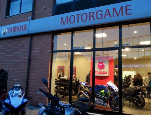 Motorgame Pisa, concessionaria Yamaha: vetrina con esposizione di moto nuove e usate, modelli sportivi e da strada visibili.