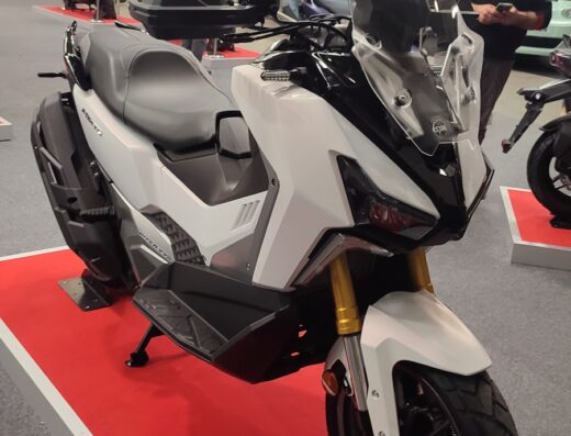 Moto SYM ADVENTURE bianca in esposizione al Motoring di Dessì Omar Francesco, fiera di moto, accessori e servizi per motociclisti.