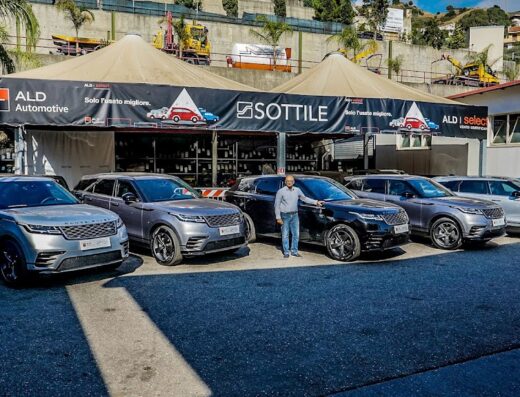 Esposizione di Range Rover Velar presso Motorservice Sottile, concessionaria ALD Automotive, Ayvens e Alphabet, partner di NoleggioXDoctors.