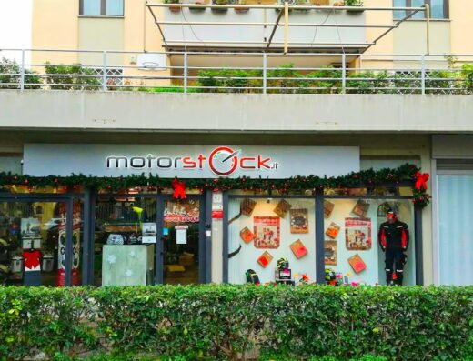 Motorstock.it negozio di accessori e abbigliamento moto con decorazioni natalizie, vetrine con caschi, stivali e giacche da moto.
