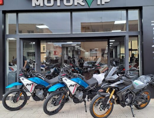 Esposizione di moto CFMOTO presso Motorvip Milazzo, concessionario moto e officina specializzata. Modelli adventure MT800 visibili.
