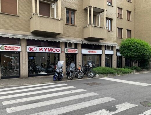 Foto del Motosalone Cavallotti con esposizione di moto Kymco e Yamaha, concessionario con vendita di accessori e ricambi per motocicli e scooter.