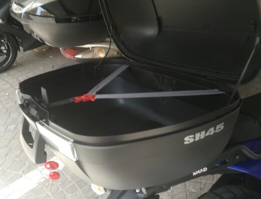 Bauletto posteriore SH45 Shad aperto montato su moto, accessorio per il trasporto di bagagli e oggetti, disponibile su MotoShopItalia.