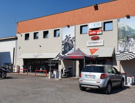 Motoshopping Bosetti QJ Motor: concessionaria moto con esposizione di modelli QJ Motor, Aprilia e Moto Guzzi, vendita accessori e abbigliamento moto Dainese, promozione caschi.