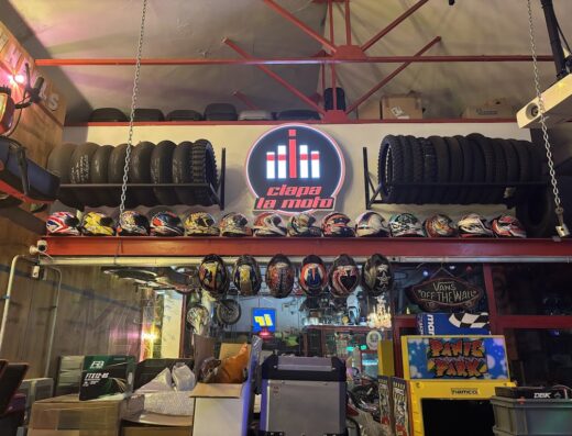 Interno di negozio Motosplash con esposizione di caschi da moto, pneumatici e accessori. Servizi e marketplace per motociclisti.