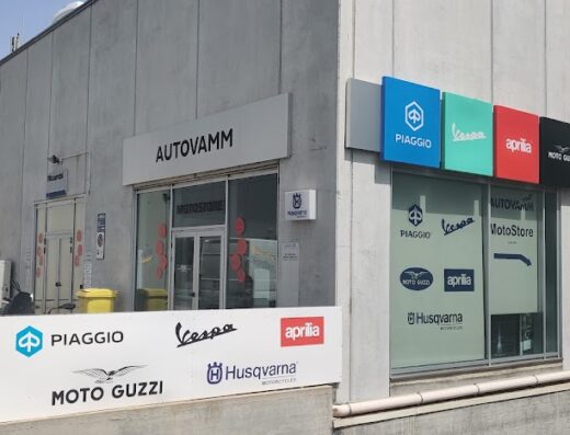 Motostore Autovamm concessionario a Forlì, rivenditore autorizzato per moto e scooter Piaggio, Vespa, Aprilia, Moto Guzzi e Husqvarna. Vetrina esposizione e cartelli marchi.