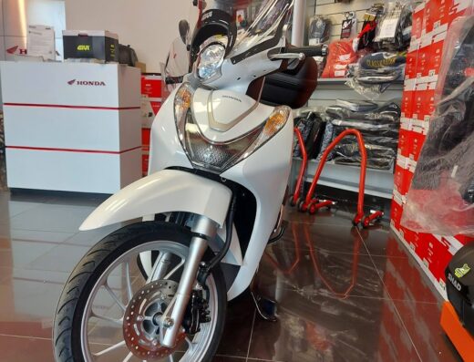 Motocicletta Honda bianca SH150i esposta presso Motostore S.R.L., concessionario di moto con accessori GIVI e SHAD per il motociclismo e il viaggio.