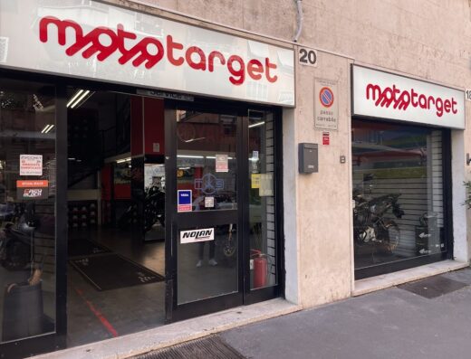 Mototarget, negozio di accessori e servizi per moto a Roma. Vetrina con moto esposte, rivenditore ufficiale Nolan e Teka, ambiente sanificato.