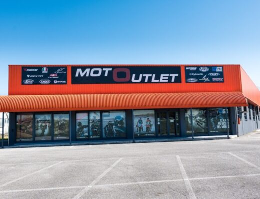 Motoutlet negozio di accessori e abbigliamento moto, caschi, giacche, guanti e stivali dei migliori marchi come Dainese, Rev'it, Alpinestars, Shark, Arai, HJC e Stylmartin.