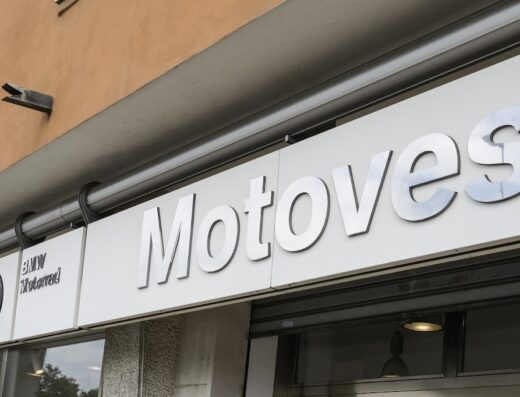 Insegna esterna di Motoves BMW Motorrad a Verona, concessionaria di motociclette BMW, accessori e servizi di assistenza.