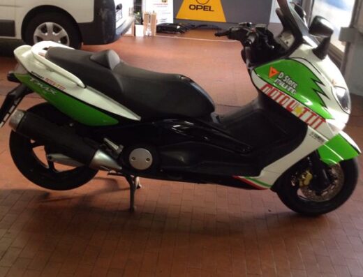 Moto TMax personalizzata in verde e bianco presso MotoWatt Milano, officina specializzata in riparazioni e accessori per moto e scooter.